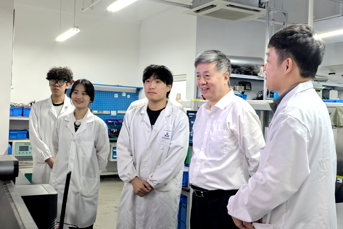 東南大學(xué)校長(zhǎng)孫友宏院士看望慰問暑期堅(jiān)守崗位的師生員工